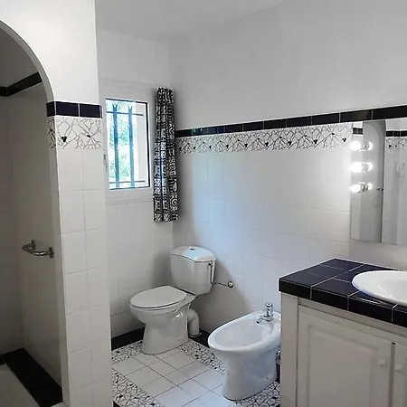 Sleeps 6 Pool Air Con Wifi 펜션 코골렝